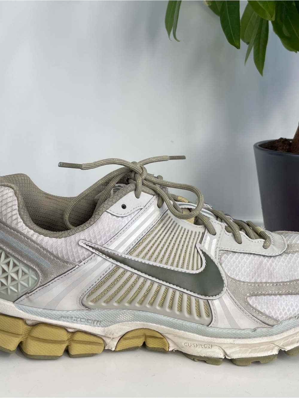 Men Size 11.5 Nike Zoom Vomero 5 Light Bone Medium Olive Shoes
